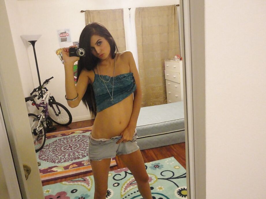 16P Zoey Kush, une femme élancée, abandonne son short et son haut tout en prenant des selfies