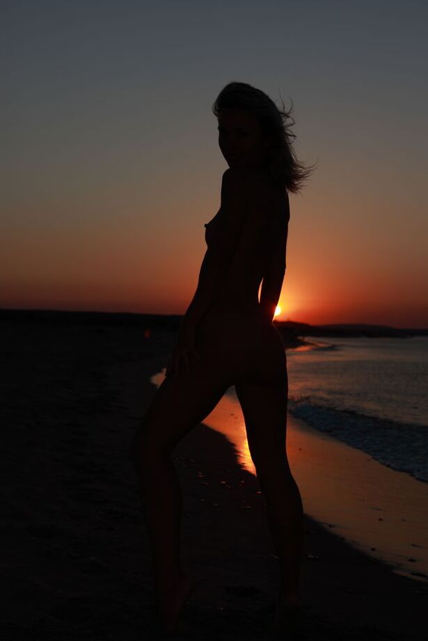 16P A jovem loira Nicole V fica completamente nua na praia ao pôr do sol