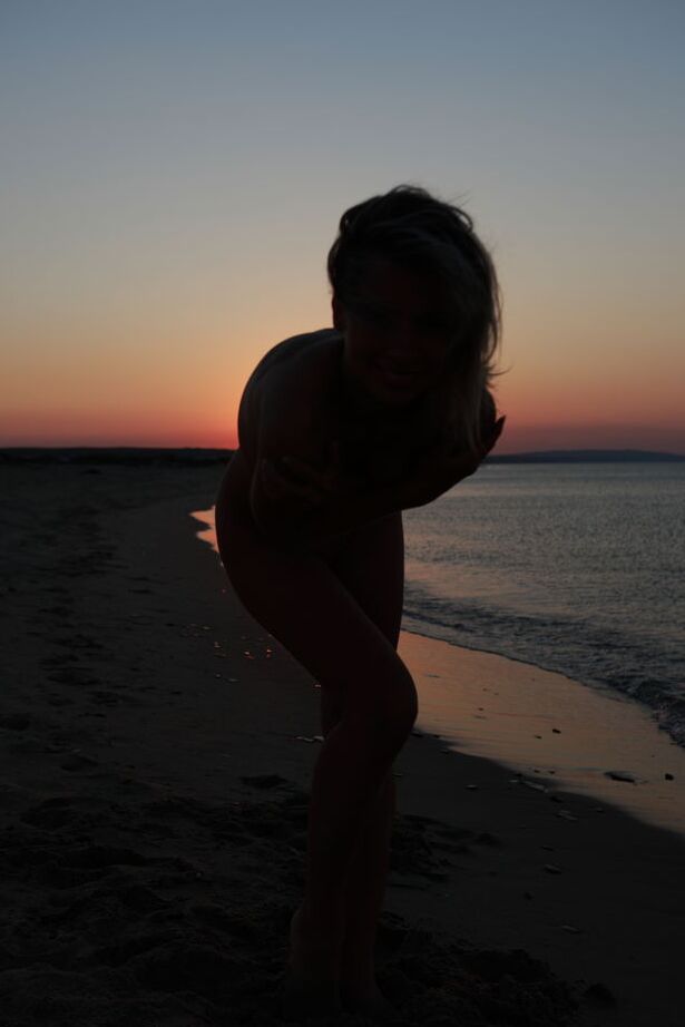 16P A jovem loira Nicole V fica completamente nua na praia ao pôr do sol
