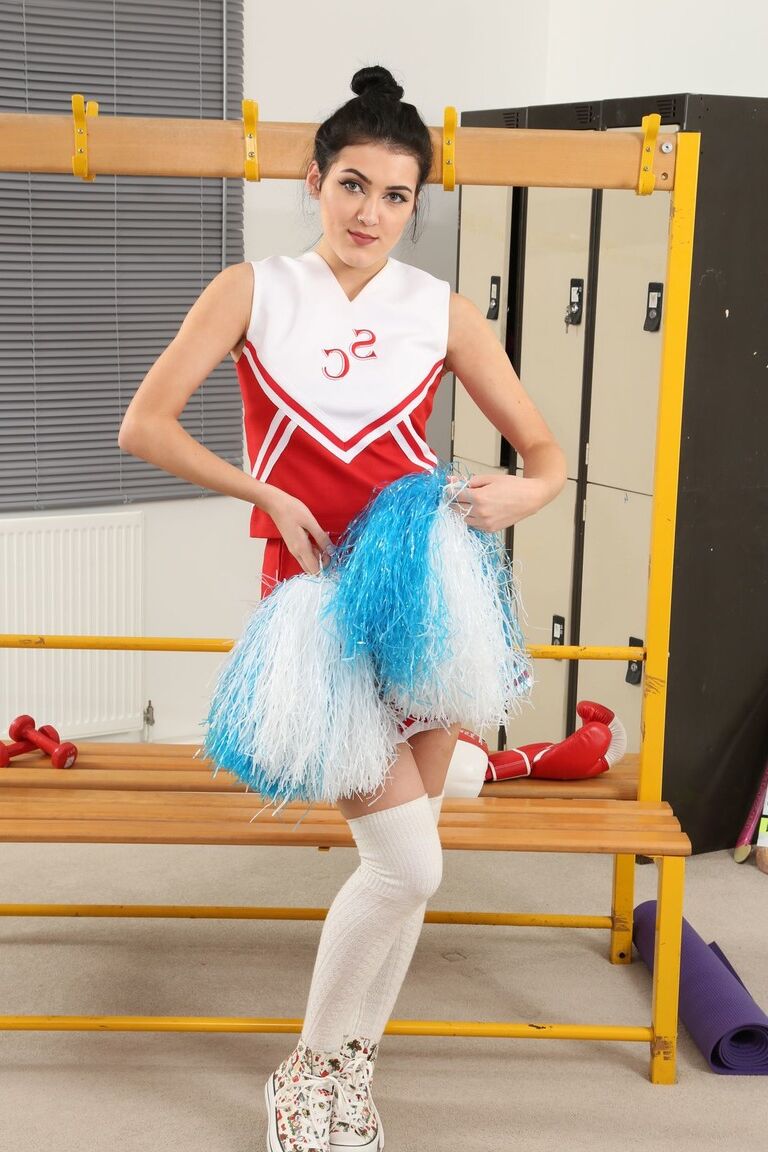 21P 黒髪のチアリーダー マリアンナが制服を脱いでロッカー ルームでポーズをとる
