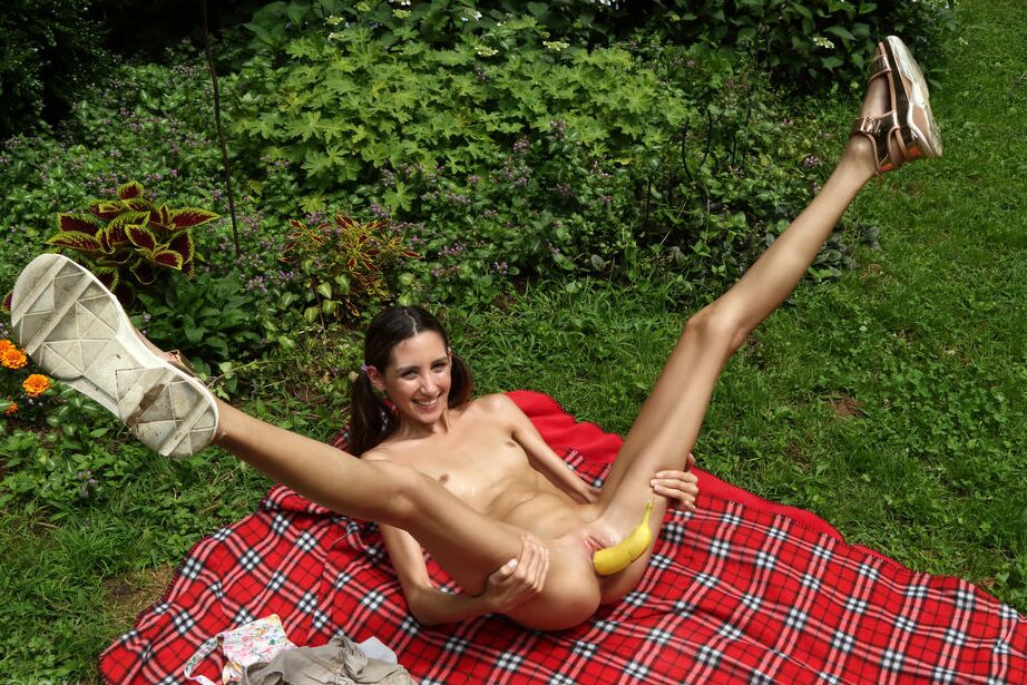 16P La flaca adolescente latina Natalia Nix se inserta un plátano en el coño en el jardín