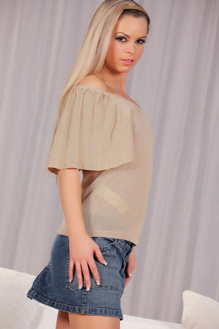 15P La seductora modelo rubia Sabrina Blond se quita la falda vaquera para masturbarse desnuda