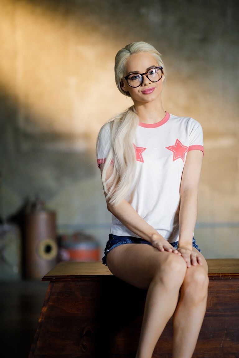 15P Tiny blonde Elsa Jean flaunts her phat ass while removing clothes in glasses