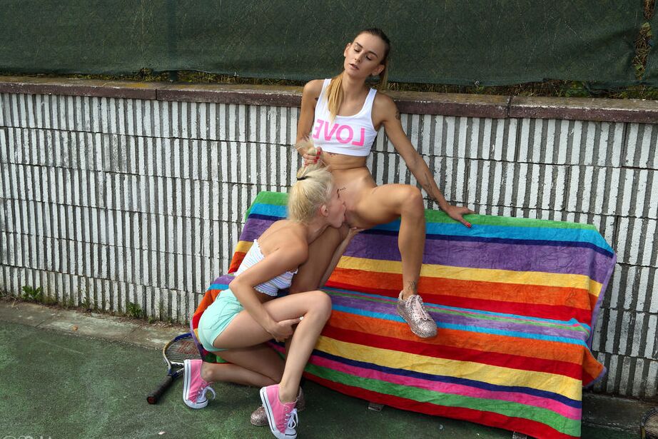 16P Jóvenes lesbianas Adelle Unicornio