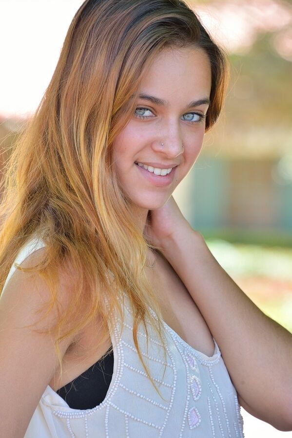 15P Hermosa joven se desnuda para insertar un juguete sexual en el camino