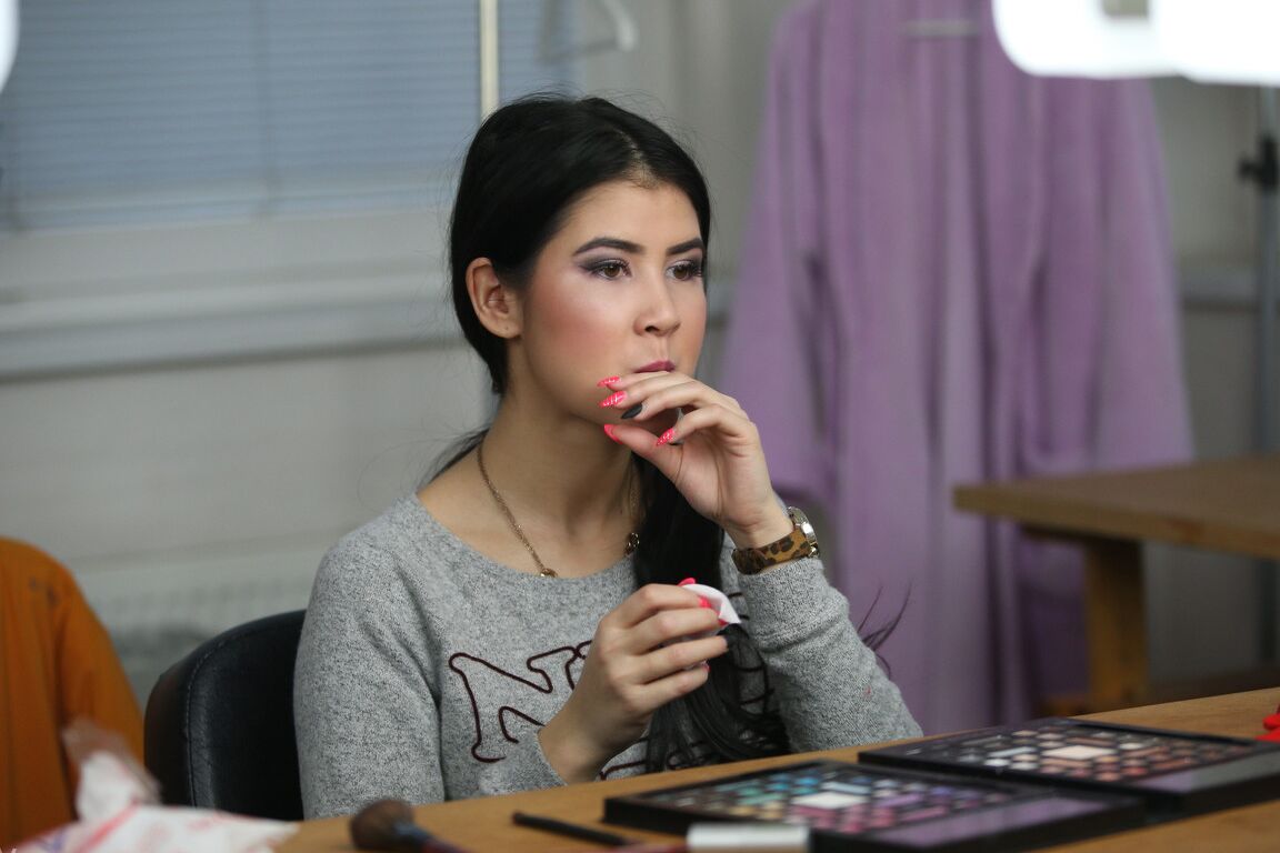21P La joven checa Lady Dee posa con tacones y se toca en la sesión de fotos