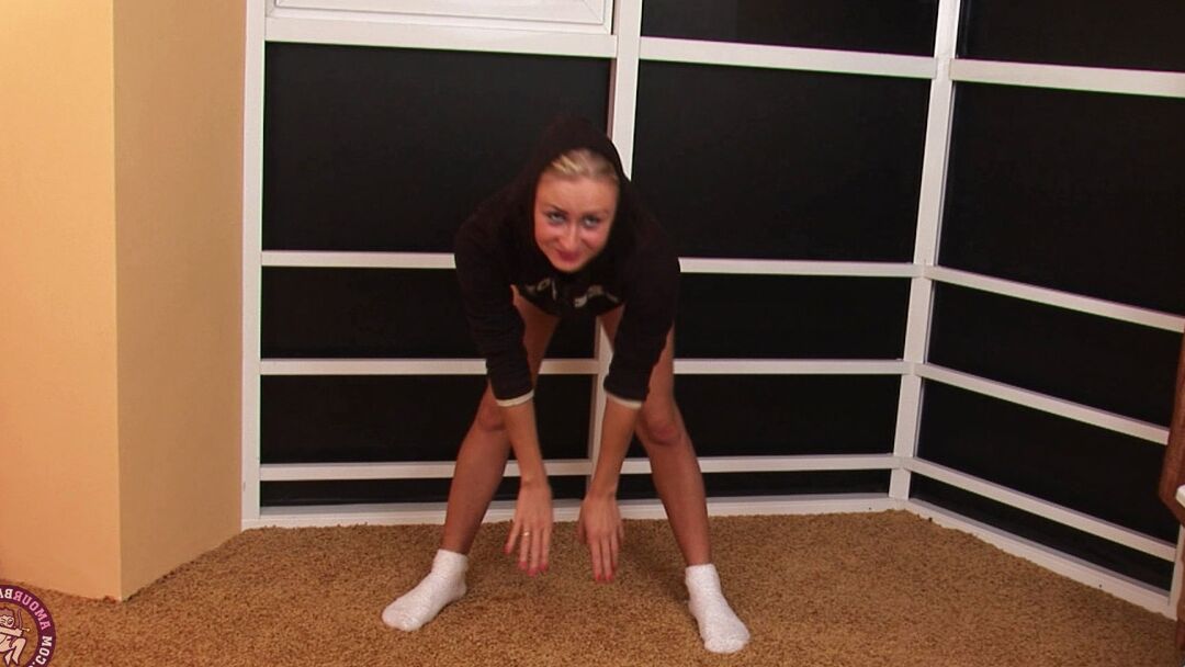 21P Rubia cachonda amateur Sneganna muestra su flexibilidad y se masturba con un juguete