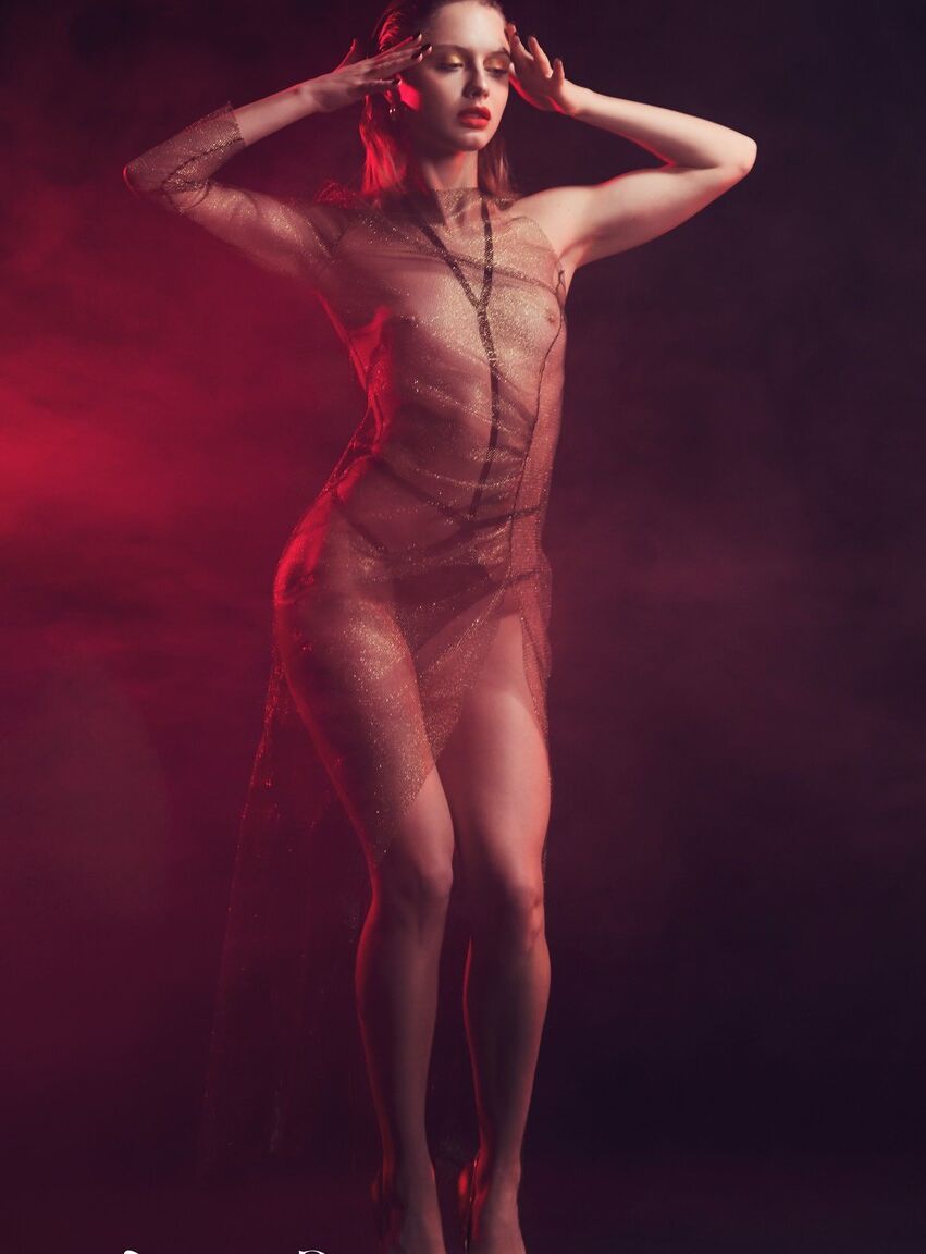 21P Modelo incrivelmente gostosa tira o vestido transparente