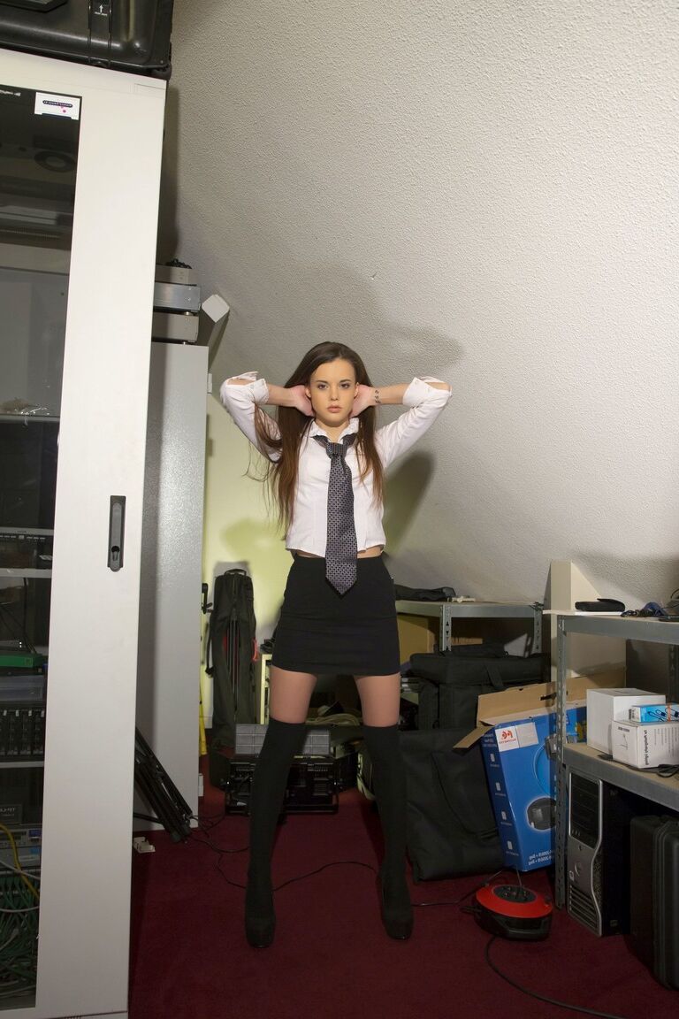 21P A adolescente morena húngara Baby Jewel tira a roupa de trabalho e toca seu molusco