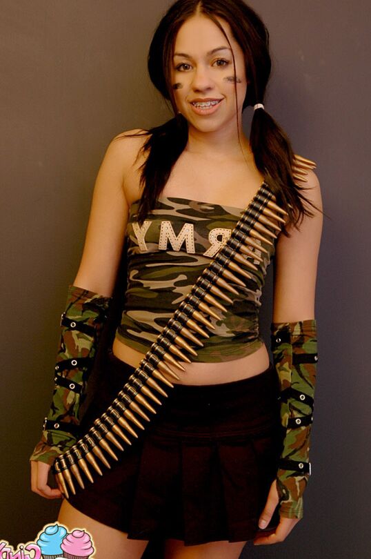 12P Cindy Cupcakes Esta chica del ejército te joderá