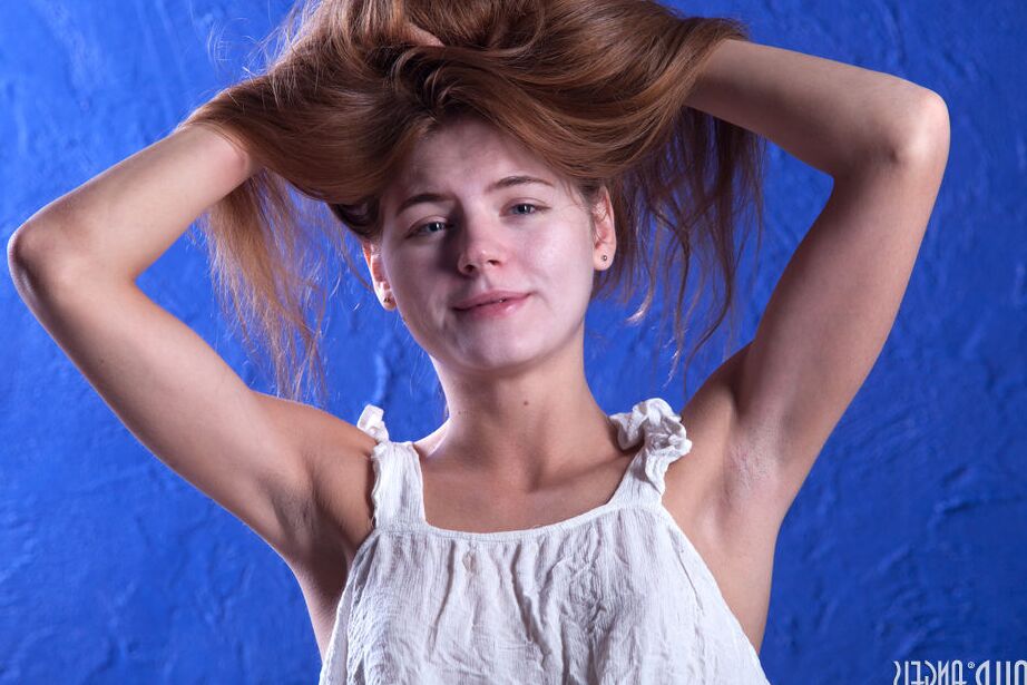 20P Un modèle adolescent absolument magnifique adore poser totalement nue et la montrer