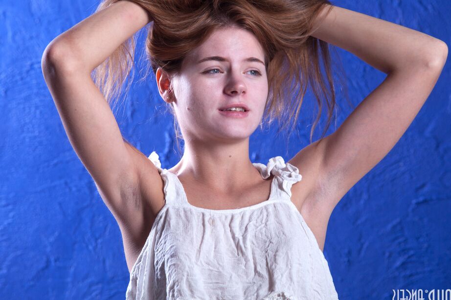 20P Un modèle adolescent absolument magnifique adore poser totalement nue et la montrer