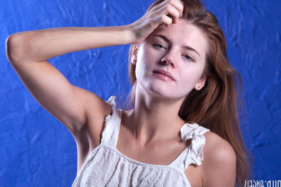 20P Un modèle adolescent absolument magnifique adore poser totalement nue et la montrer