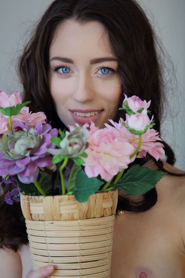 16P La belle teen brune Zsanett Tormay prend de superbes poses nues sur un banc