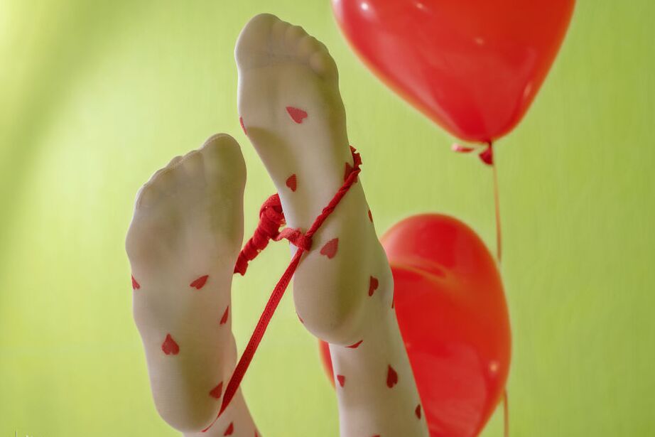 16P La dulce adolescente Rati muestra su coño recortado con calcetines por encima de la rodilla