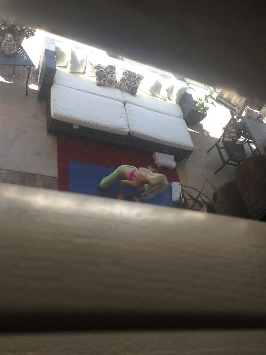 17P El cuerpo flaco de la hermosa rubia Maddy Rose pone la polla de su vecina dura como una roca