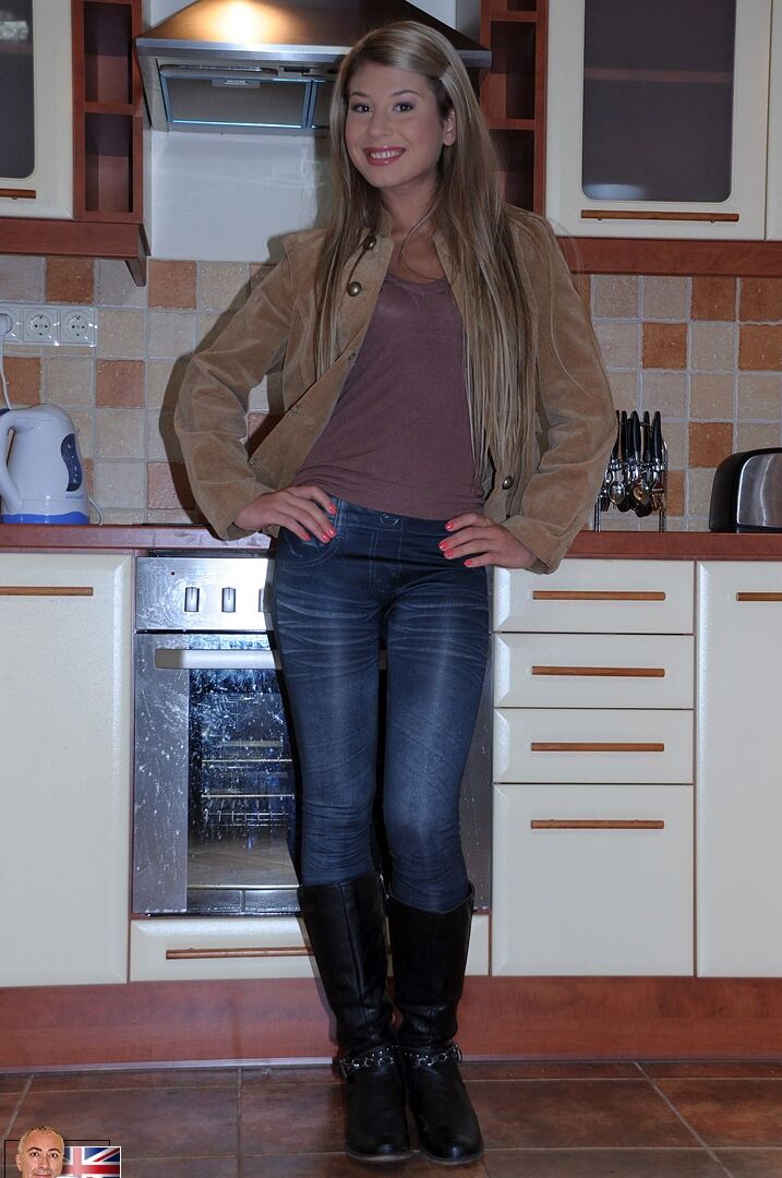 12P Jeune mignonne blonde en bottes écartant les jambes pour montrer sa chatte chauve contre de l'argent