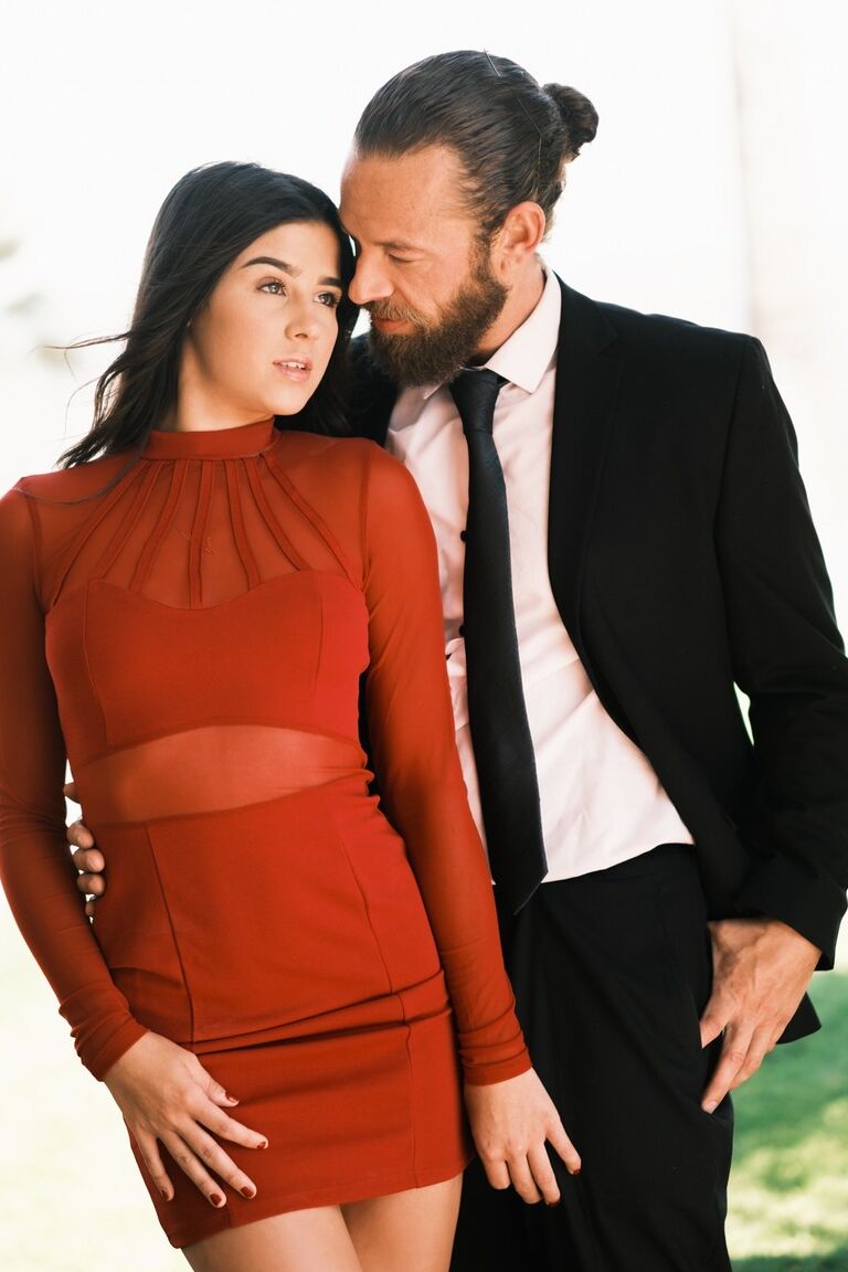 15P A adolescente morena Kylie Rocket lambe o esperma da barriga de seu homem depois de sexo ao ar livre