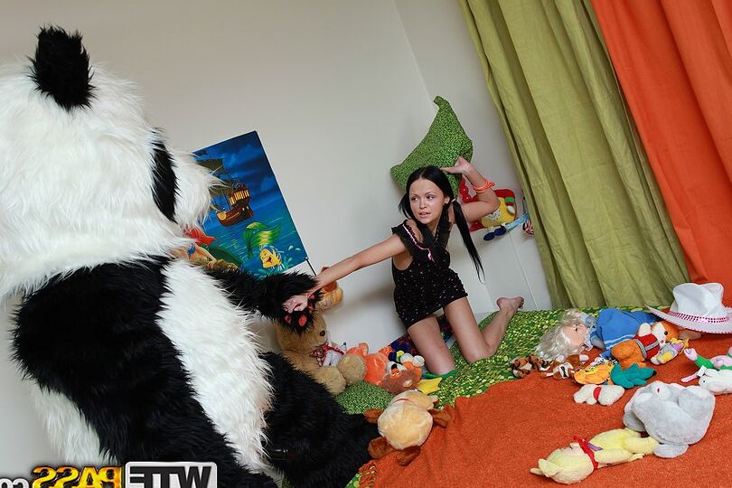16P A encantadora adolescente Isabella leva uma gozada interna depois de foder um Panda