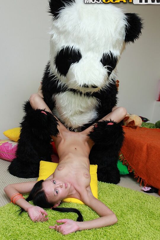 16P A encantadora adolescente Isabella leva uma gozada interna depois de foder um Panda