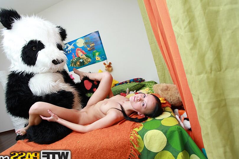 16P A encantadora adolescente Isabella leva uma gozada interna depois de foder um Panda