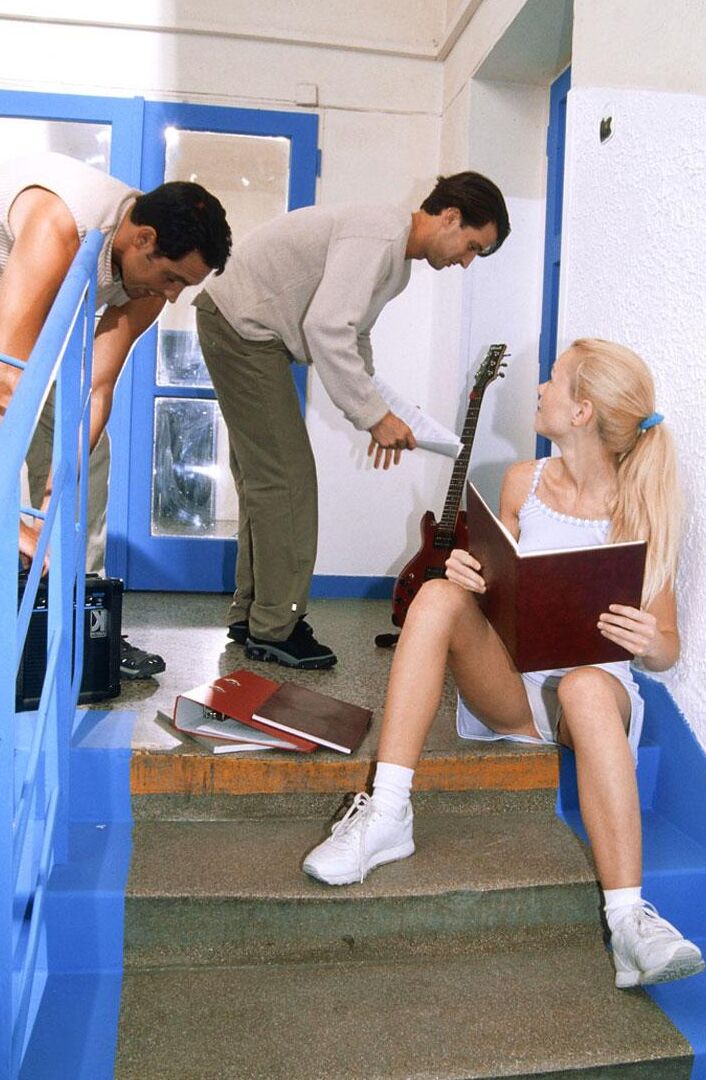 Debbie A, étudiante maigre de 16P, fait plaisir à deux camarades de classe dans les escaliers