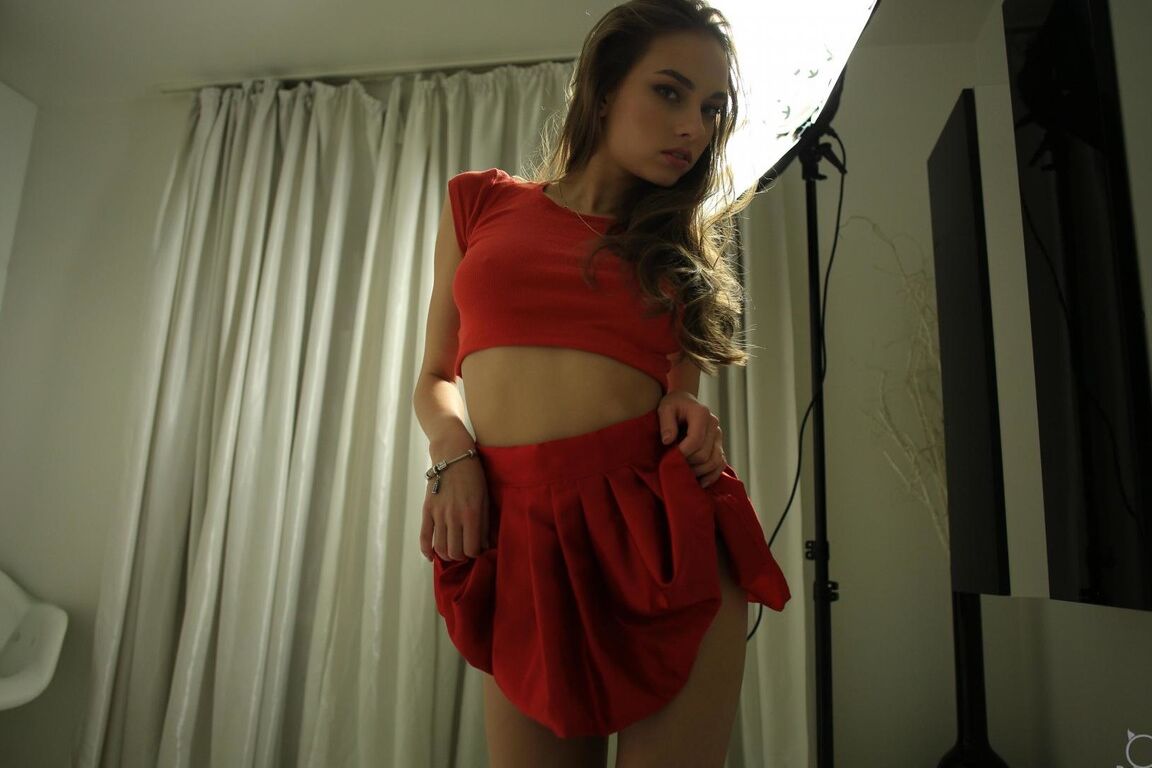 21P 赤いドレスを着た魅力的なヨーロッパ人美女 AnsyQ が寝室で裸になる
