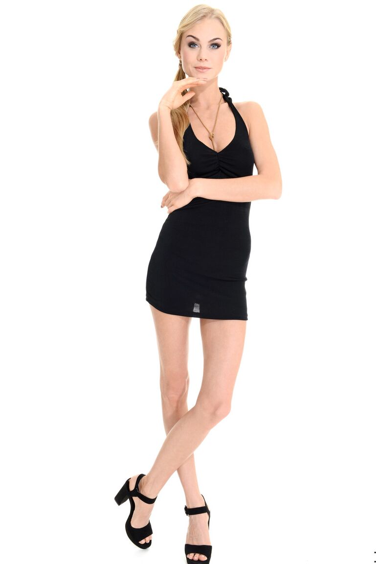 15P A loira Leggy Nancy A tira um vestidinho preto e uma calcinha fio dental para posar nua