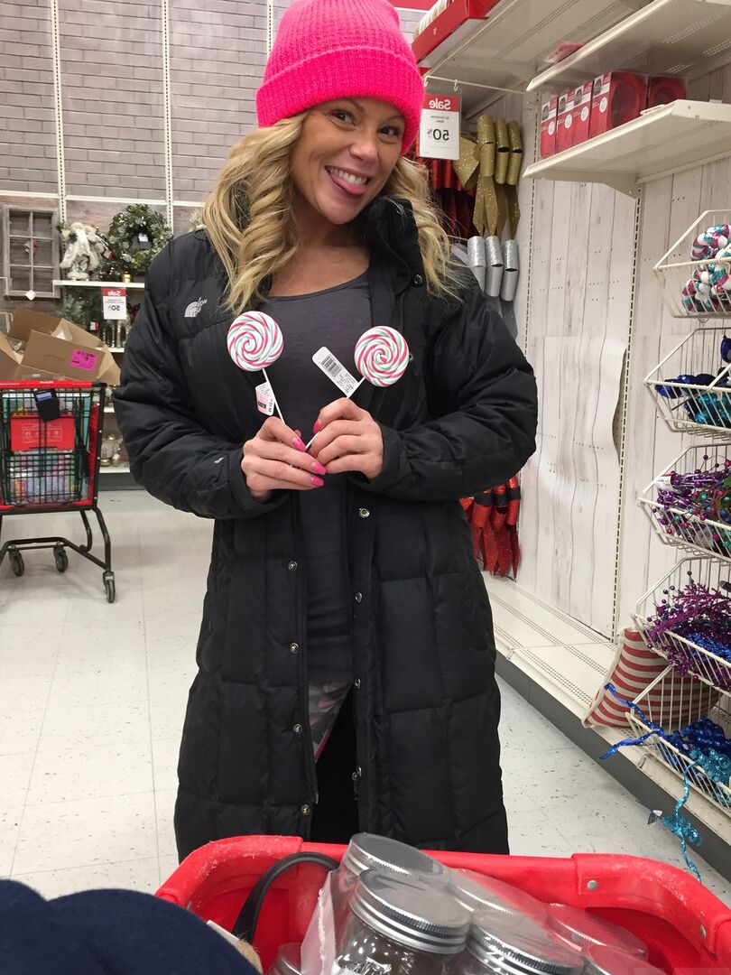 15P Garota amadora Meet Madden vai às compras de Natal com um toque rosa