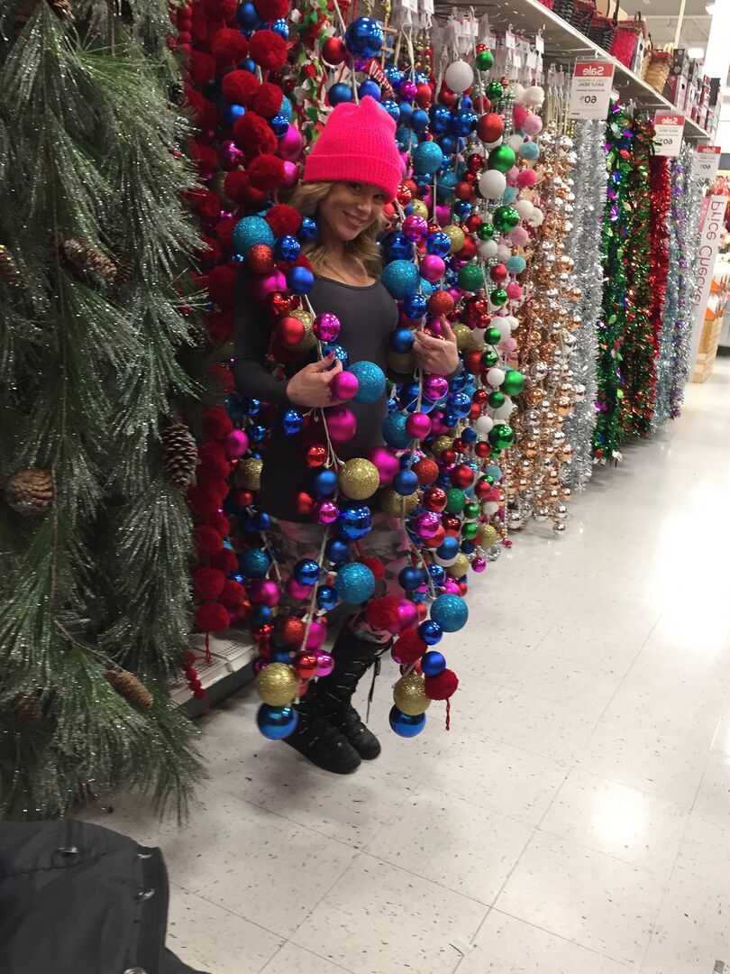 15P Garota amadora Meet Madden vai às compras de Natal com um toque rosa