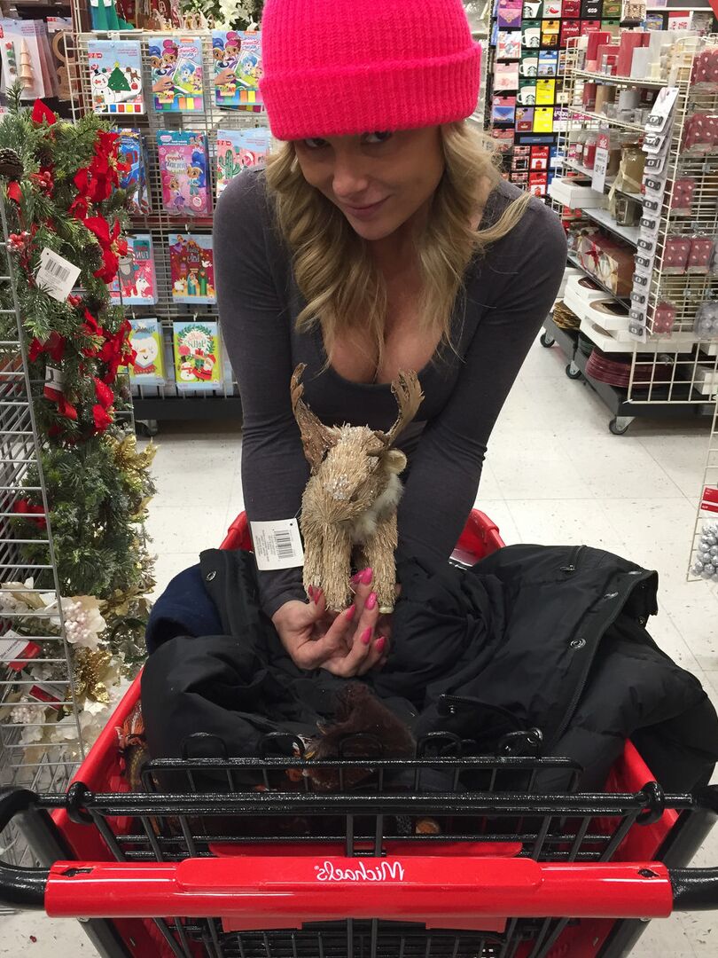 15P Garota amadora Meet Madden vai às compras de Natal com um toque rosa