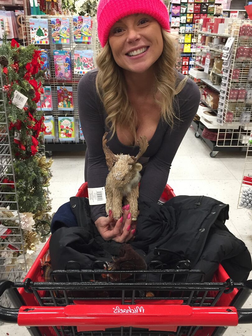 15P Garota amadora Meet Madden vai às compras de Natal com um toque rosa