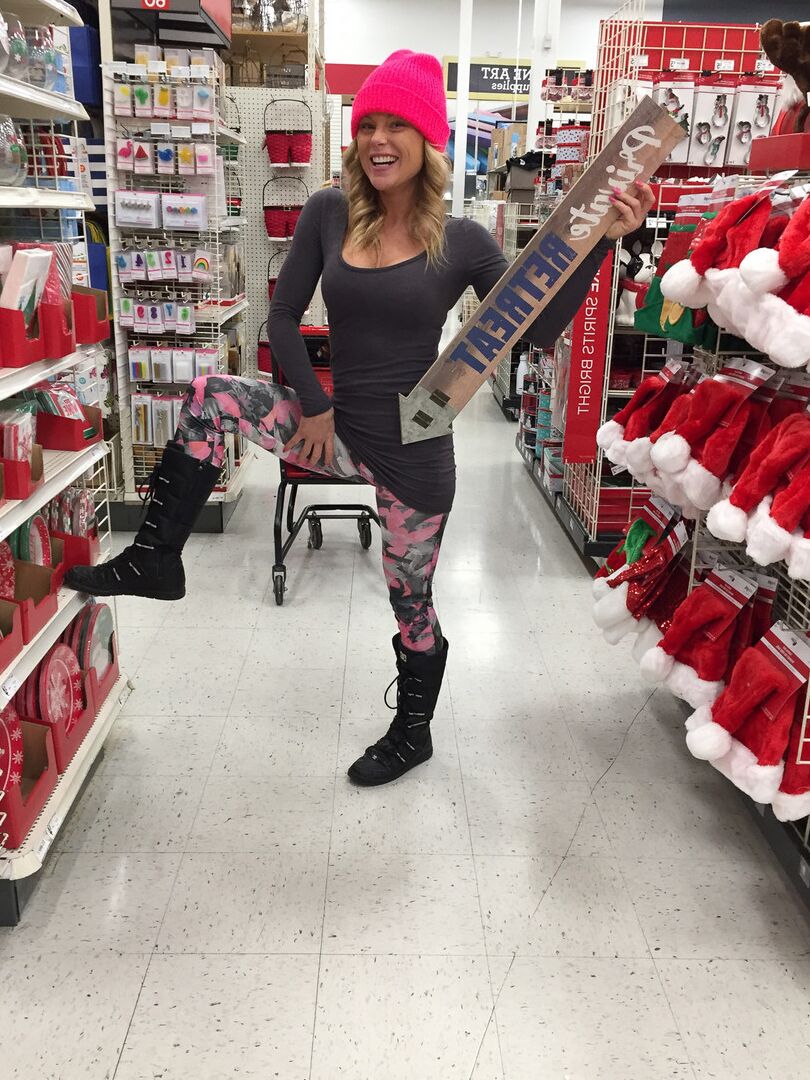 15P Garota amadora Meet Madden vai às compras de Natal com um toque rosa