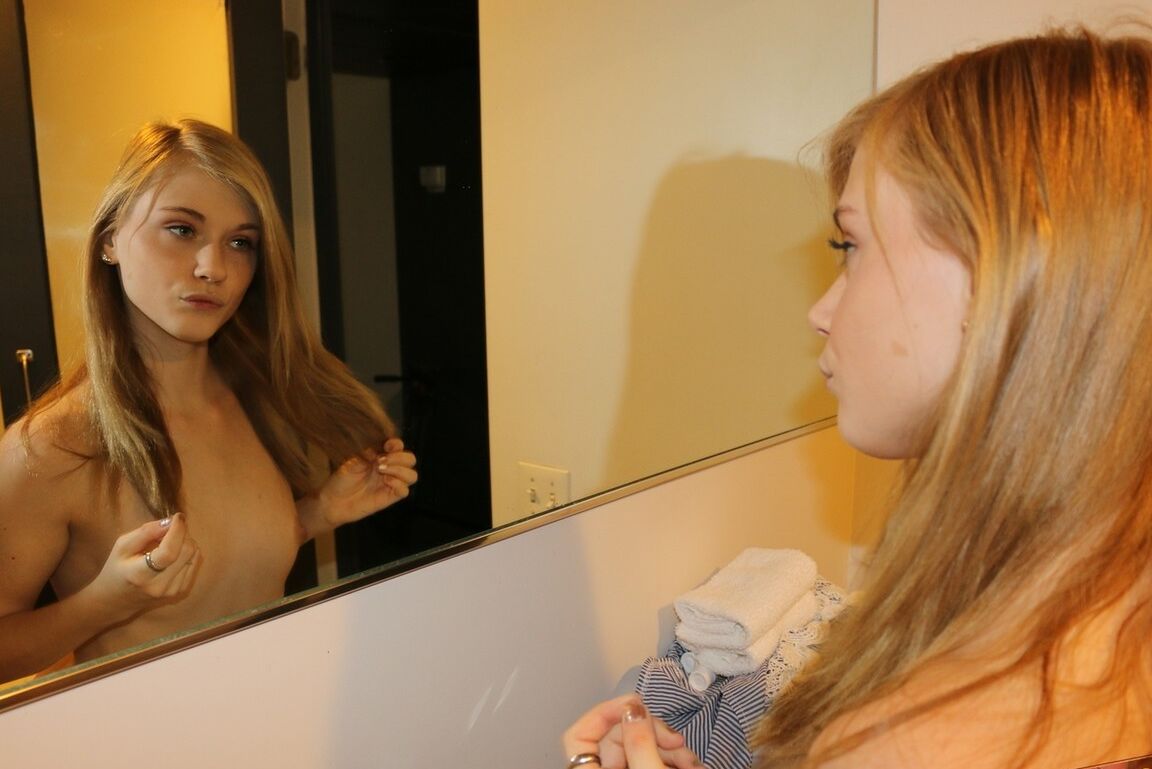 16P A pequenina loira Hannah Hays dedo espalha sua buceta úmida no banheiro