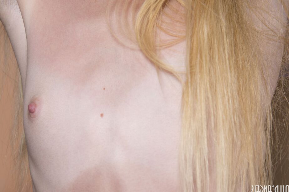 20P La pequeña rubia Ivanka se abre de piernas y muestra una deliciosa vagina rosada