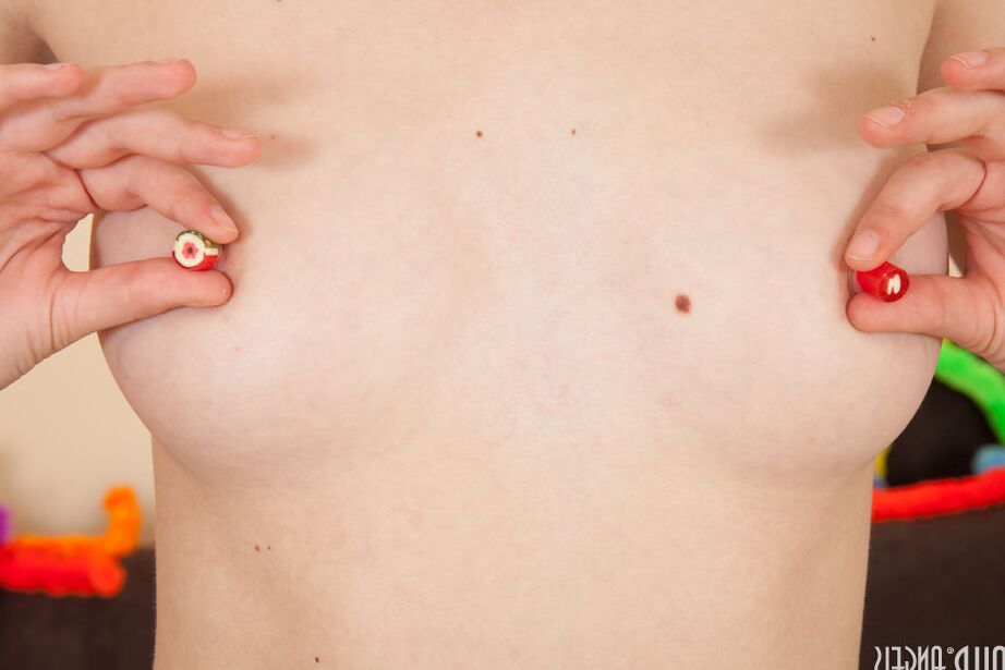20P La linda adolescente Alisha se desnuda con calcetines OTK a rayas y un gran lazo en el cabello