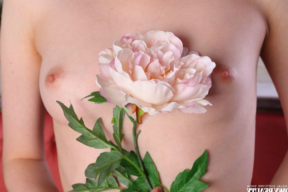 20P Belle et incroyablement sexy fille brune enlève ses sous-vêtements en posant