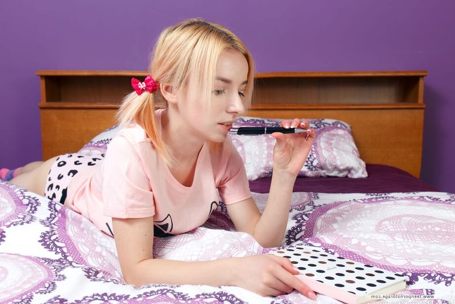 20P Die jung aussehende blonde Däumelinchen zeigt ihren nackten Arsch und ihren engen Schlitz auf ihrem Bett