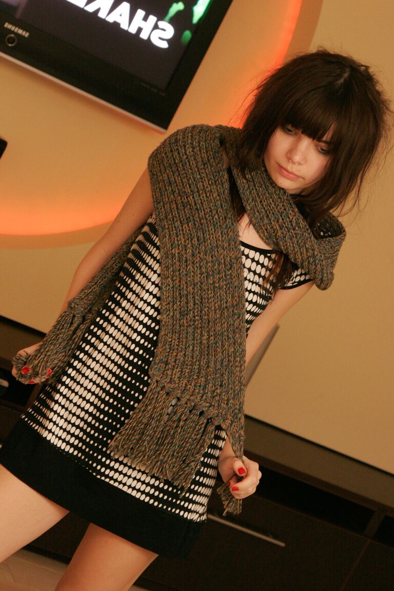 15P L'adorable jeune fille Kaira 18 ans enlève une robe courte pour se mettre nue devant la télé