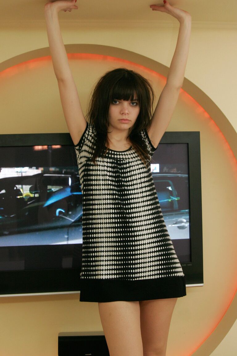 15P L'adorable jeune fille Kaira 18 ans enlève une robe courte pour se mettre nue devant la télé