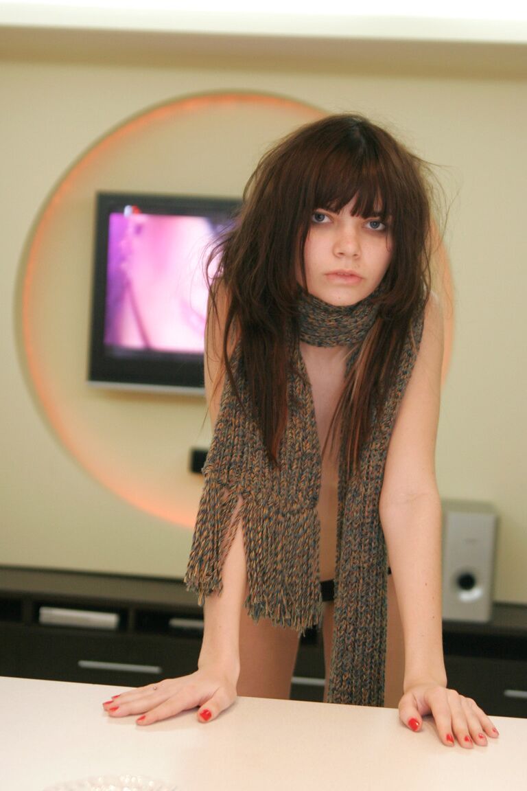 15P L'adorable jeune fille Kaira 18 ans enlève une robe courte pour se mettre nue devant la télé