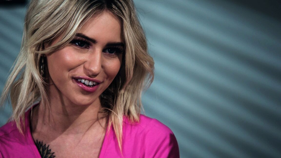 15P A adolescente loira Kiara Cole tem relações sexuais durante uma entrevista de emprego
