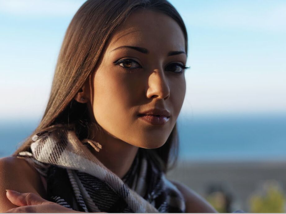 18P Anna Aj, une adolescente aux longues jambes, mannequins nues en talons devant chez elle