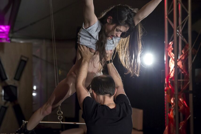 16P Skinny Teen Girl wird beim BDSM-Spiel so lange verhauen, bis es rot wird