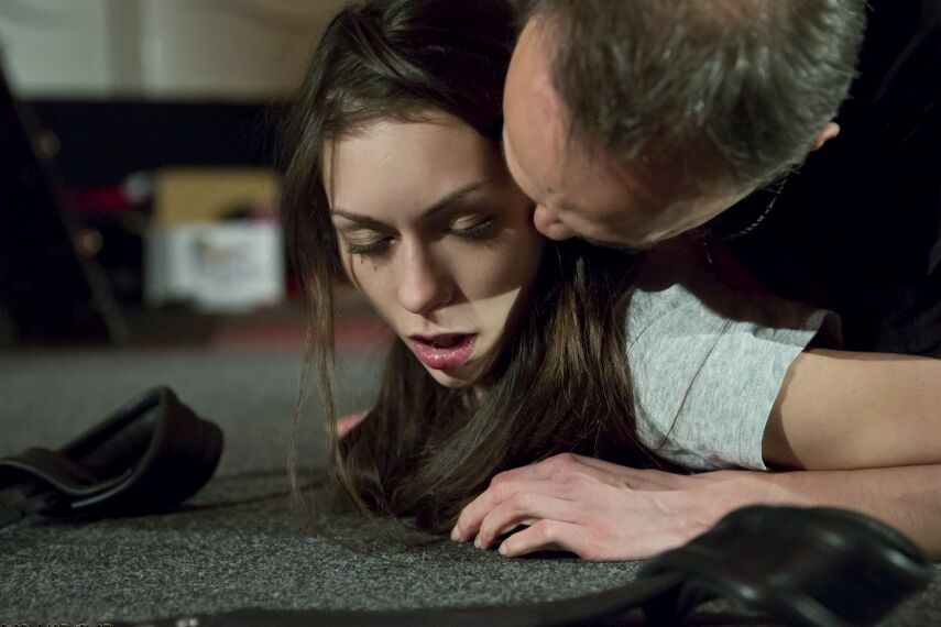 16P Skinny Teen Girl wird beim BDSM-Spiel so lange verhauen, bis es rot wird