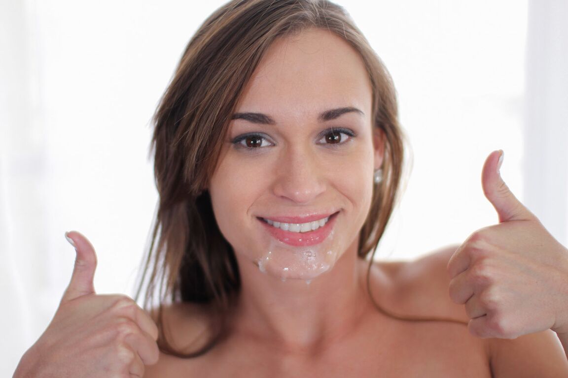 15P Chica delgada con tetas pequeñas recibe una corrida facial durante su prueba porno