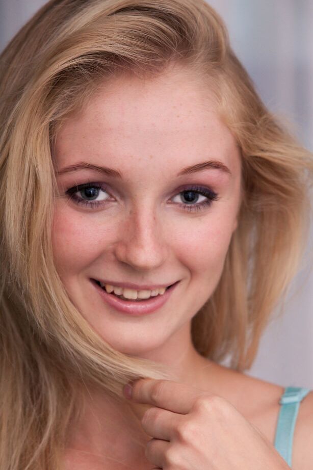 Die 18-jährige blonde Teenagerin Leona Honey zieht ihren BH und Tanga aus, um nackt zu posieren
