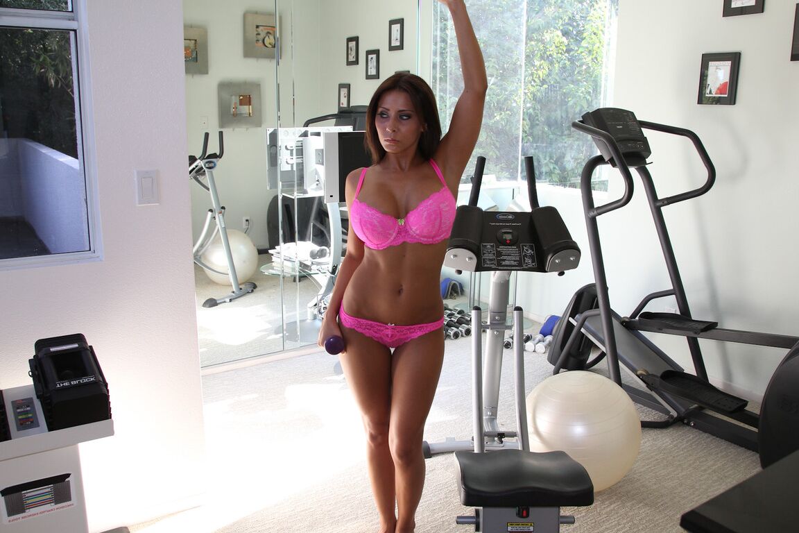 17P Fit Madison Ivy mostra seus peitos grandes