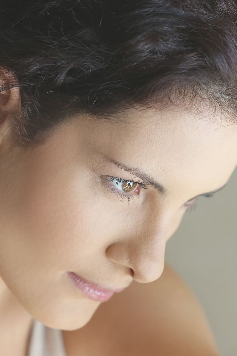 17P A morena húngara Leanna Sweet mostra seu corpo flexível e os dedos dos pés