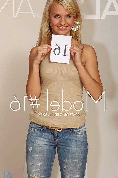 17P La superbe mannequin Bella Baby enlève son jean moulant lors du casting et pose
